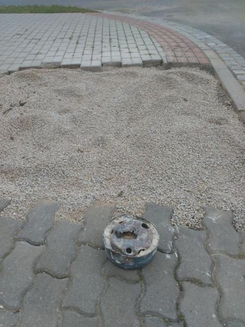 Dvě v&nbsp;sobě složené nádoby nalezené v&nbsp;betonovém základu.